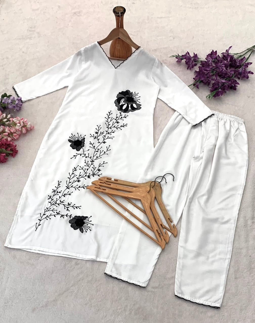 Elegant White Floral Printed Kurta Set
