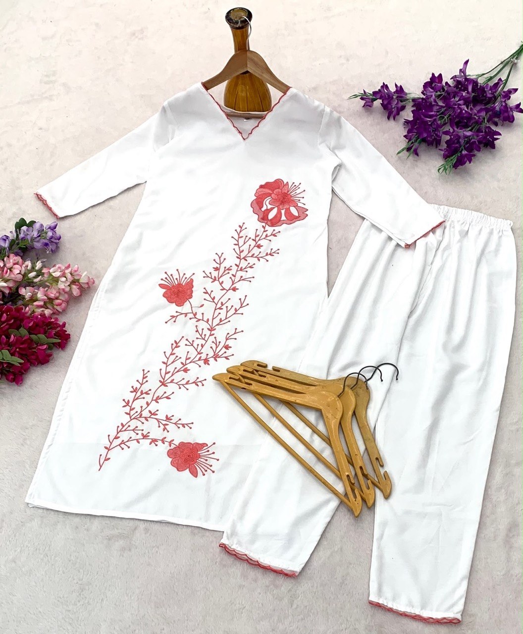 Elegant White Floral Printed Kurta Set